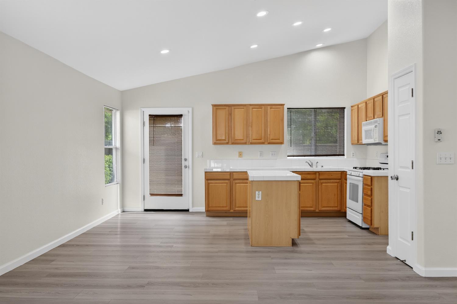 3364 Calla Lily Way Sacramento, CA 95833 - Photo 7 of 28