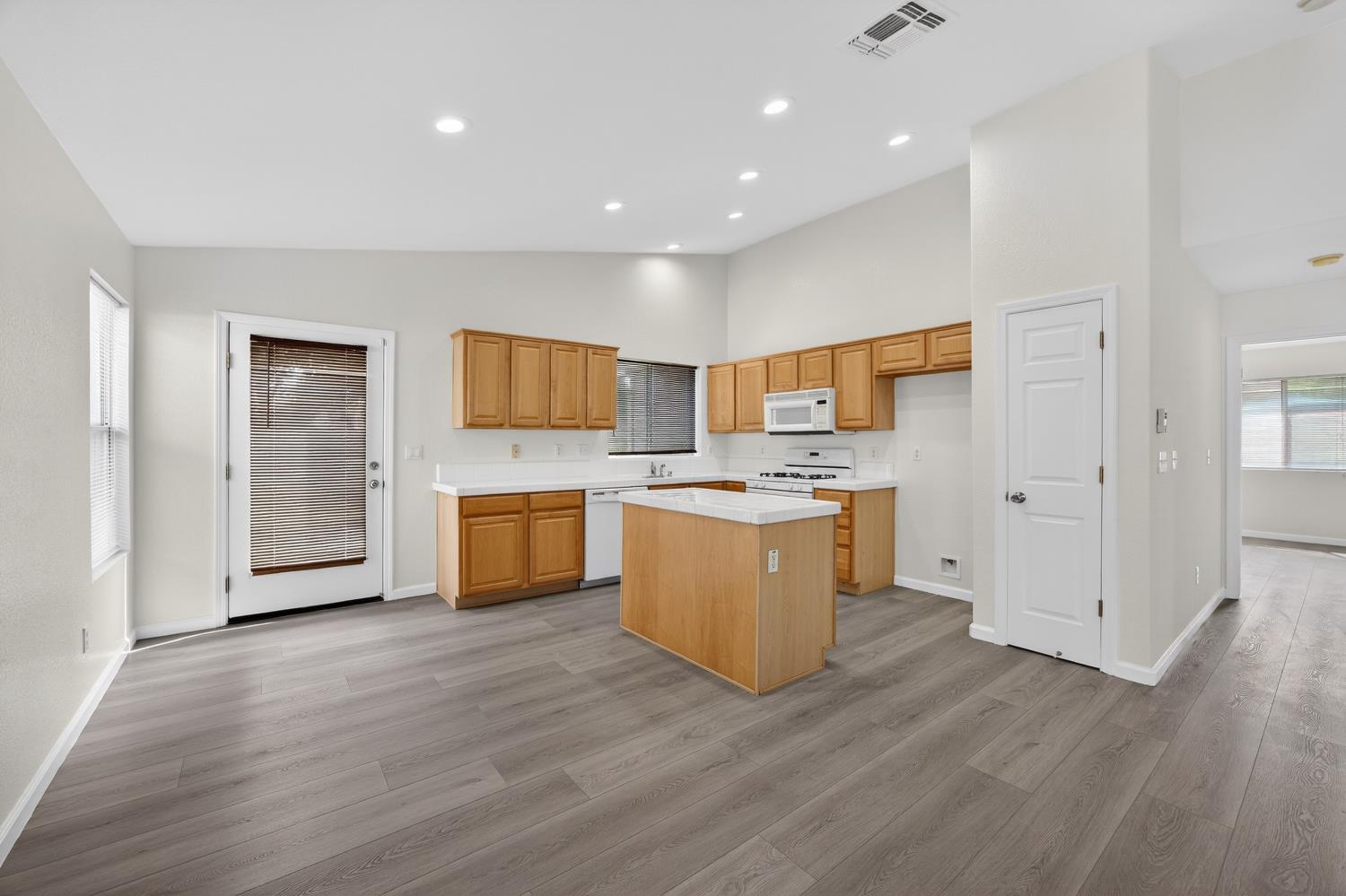 3364 Calla Lily Way Sacramento, CA 95833 - Photo 8 of 28