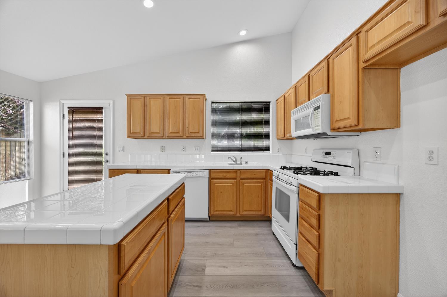 3364 Calla Lily Way Sacramento, CA 95833 - Photo 10 of 28