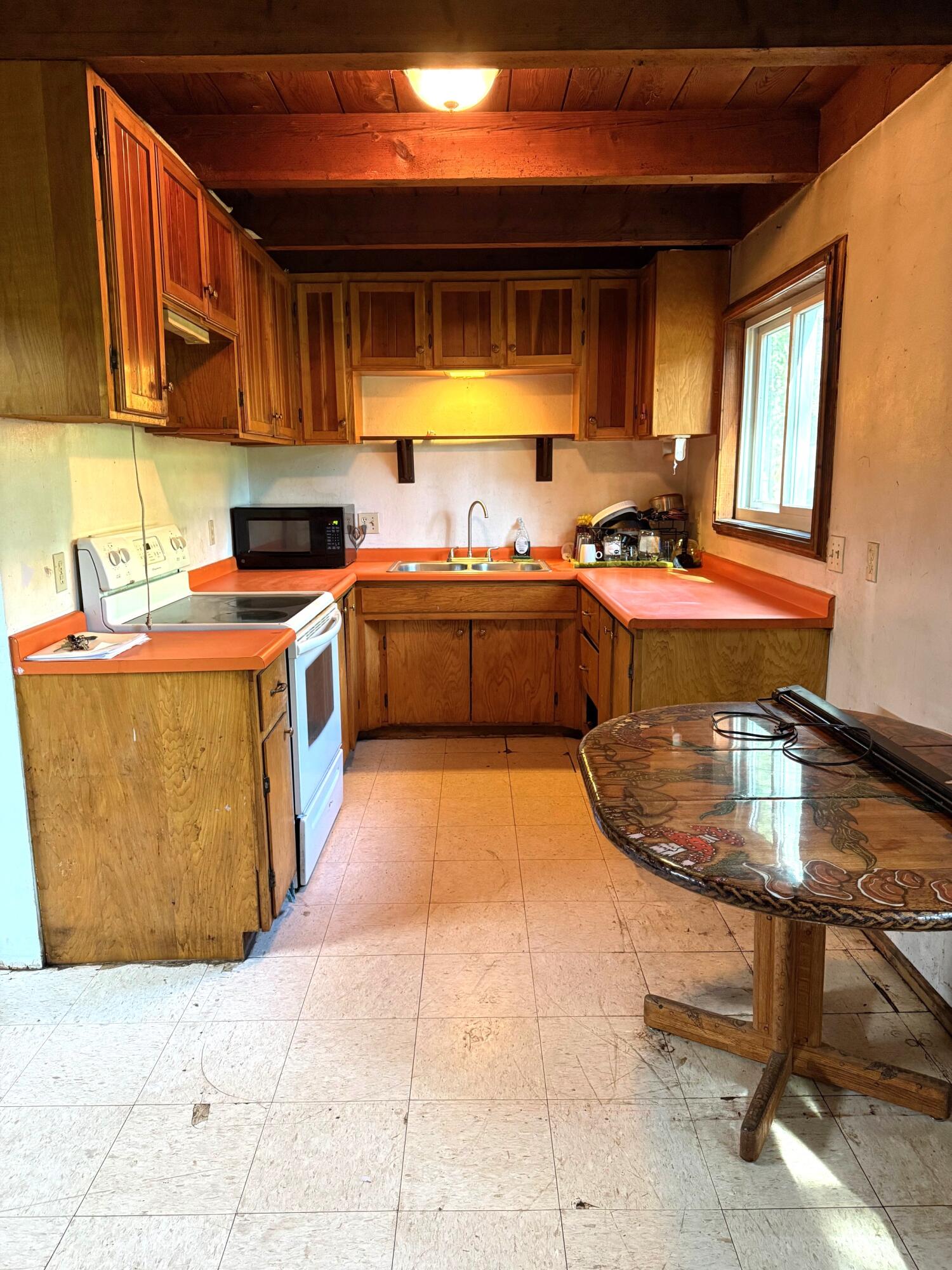 765 Lone Mountain Road O'Brien, OR 97534 - Photo 6 of 16 Kitchen / dining combination