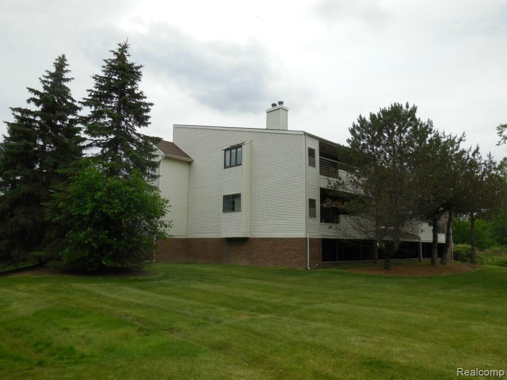 30450 Orchard Lake Road, Unit 84 Farmington, MI 48334 - Photo 30 of 41 DSCN9061.jpg