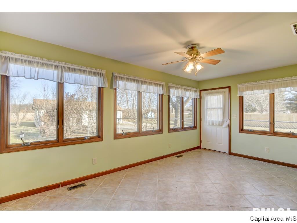 9287 Lost Spring Road Dawson, IL 62520 - Photo 5 of 36 Gallery Image 5