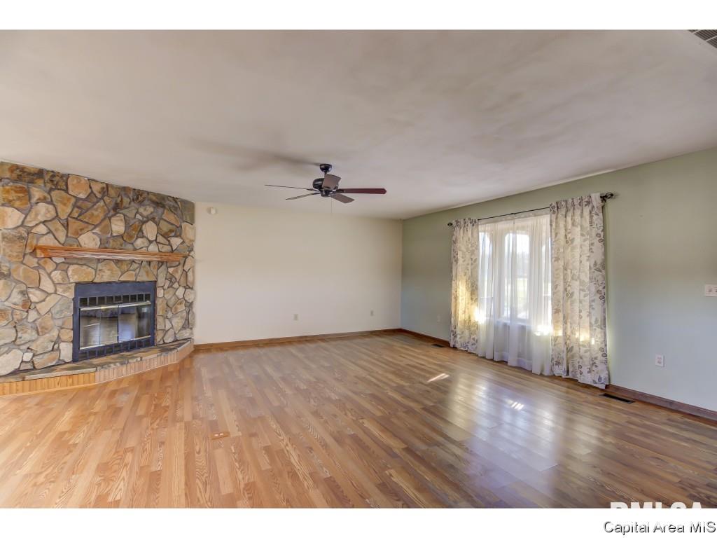9287 Lost Spring Road Dawson, IL 62520 - Photo 9 of 36 Gallery Image 9