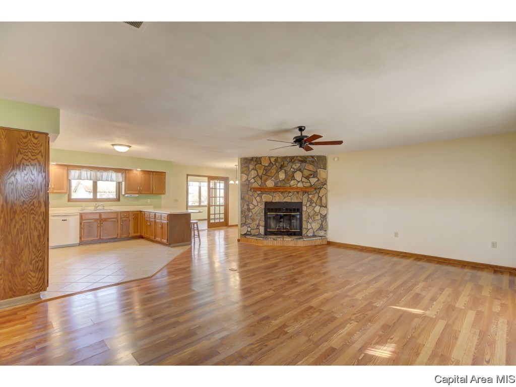 9287 Lost Spring Road Dawson, IL 62520 - Photo 10 of 36 Gallery Image 10