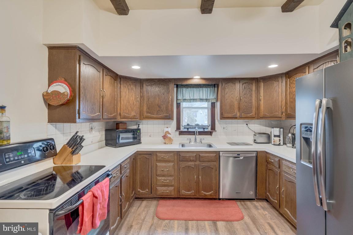 33 Linden Avenue Rutledge, PA 19070 - Photo 16 of 36 Large Kitchen