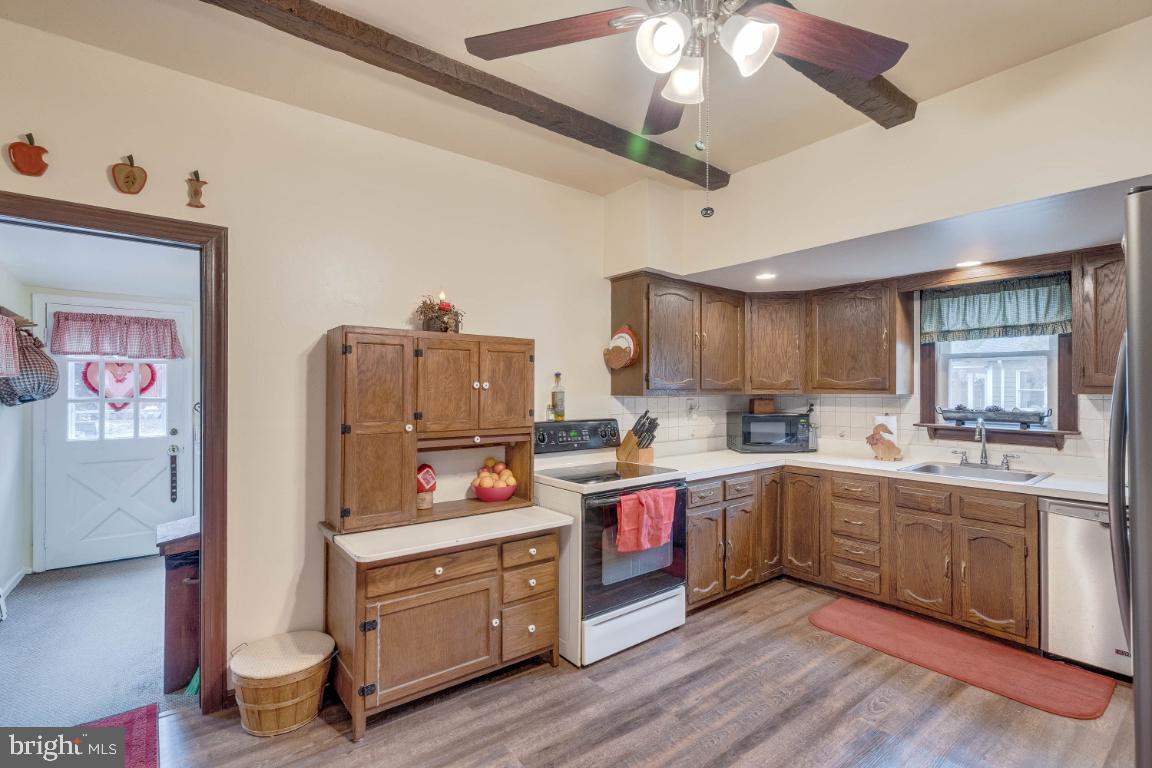 33 Linden Avenue Rutledge, PA 19070 - Photo 17 of 36 Large Kitchen Landry off the Kitchen