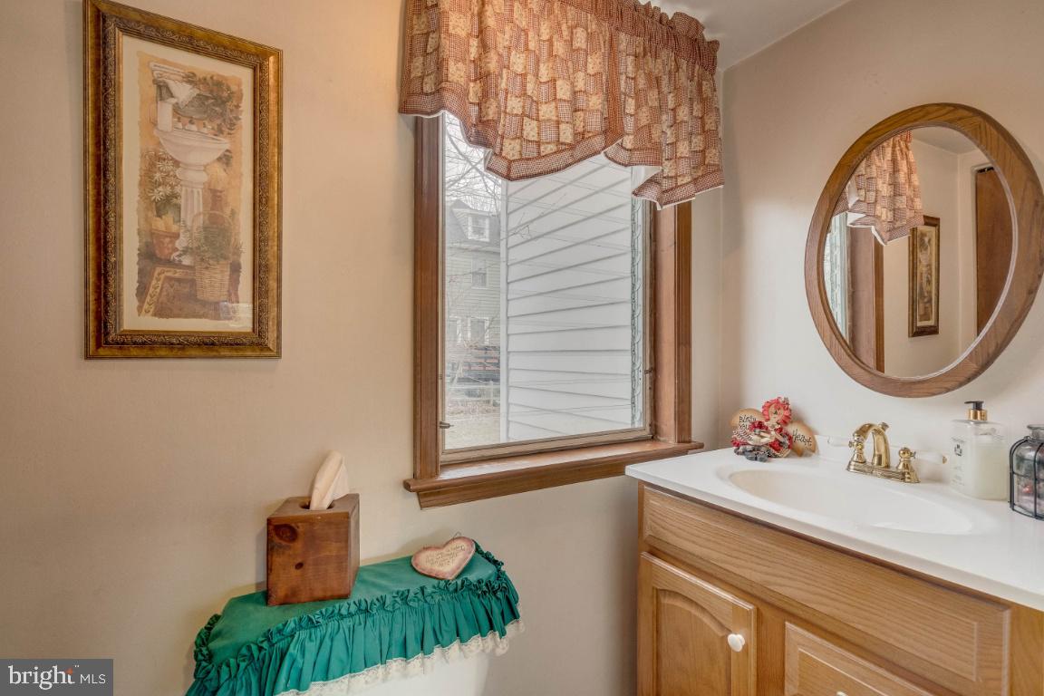 33 Linden Avenue Rutledge, PA 19070 - Photo 19 of 36 1st Floor Powder Room off Laundry Room
