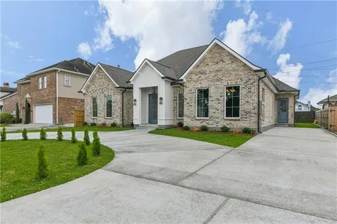 $560,000 | 1105 Lake Frances Drive, Gretna, LA 70056