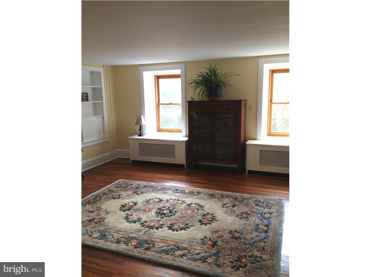 1653 South Valley Forge Road Lansdale, PA 19446 - Photo 5 of 20 Living Room