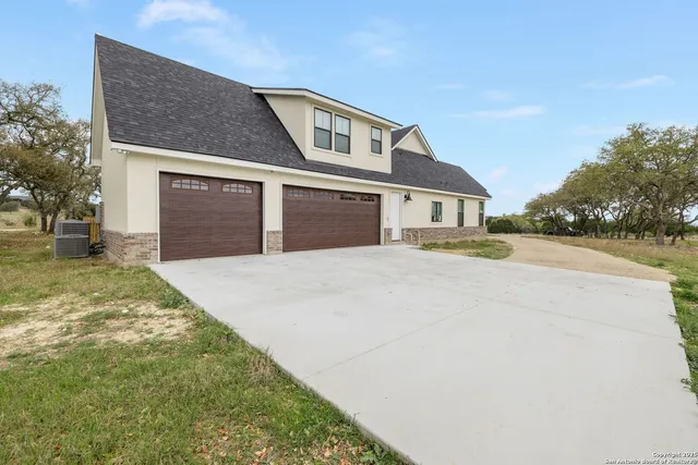 $749,500 | 1062 Lariat, Pipe Creek, TX 78003