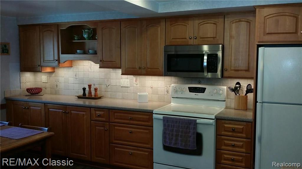 2585 Desmond Road Waterford, MI 48329 - Photo 8 of 41