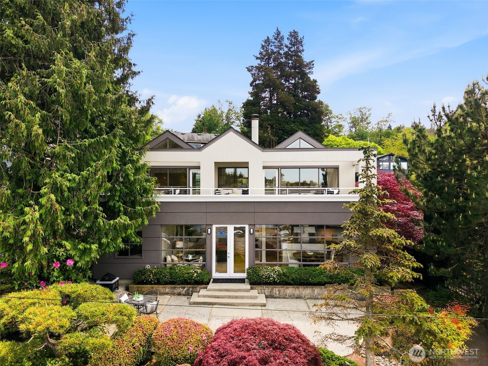 3607 West Commodore Way Seattle, WA 98199 - Photo 1 of 37