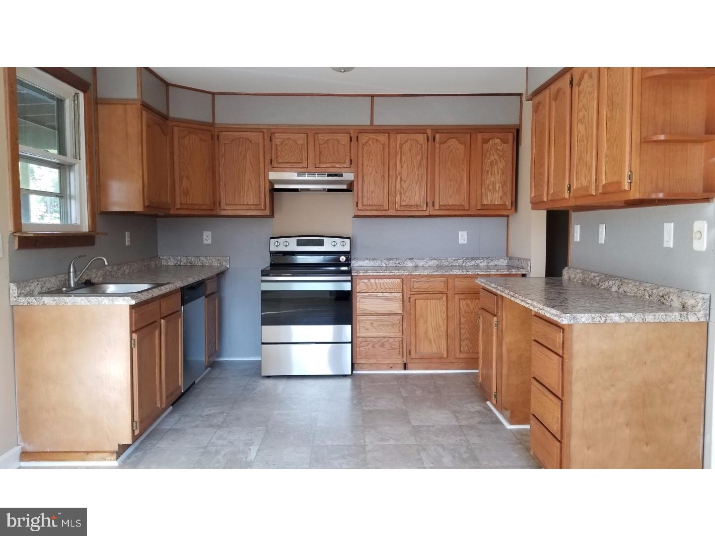 426 Calyn Drive Reading, PA 19607 - Photo 3 of 12 Kitchen