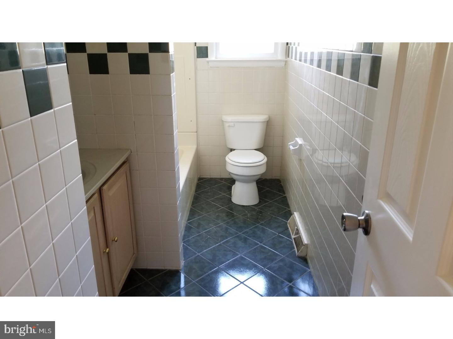 426 Calyn Drive Reading, PA 19607 - Photo 5 of 12 Bathroom
