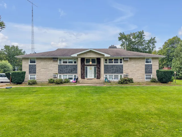 $825,000 | 100 East Market Street, Piper City, IL 60959