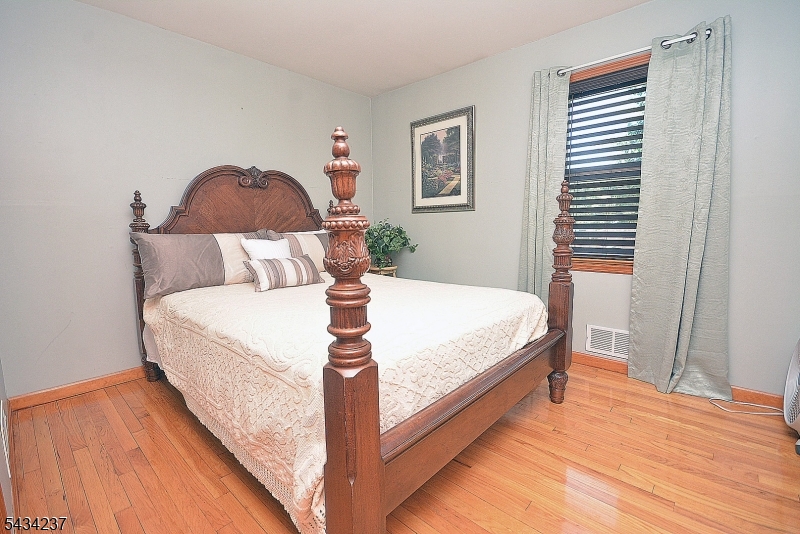 2463 Dorchester Road Union, NJ 07083 - Photo 12 of 33