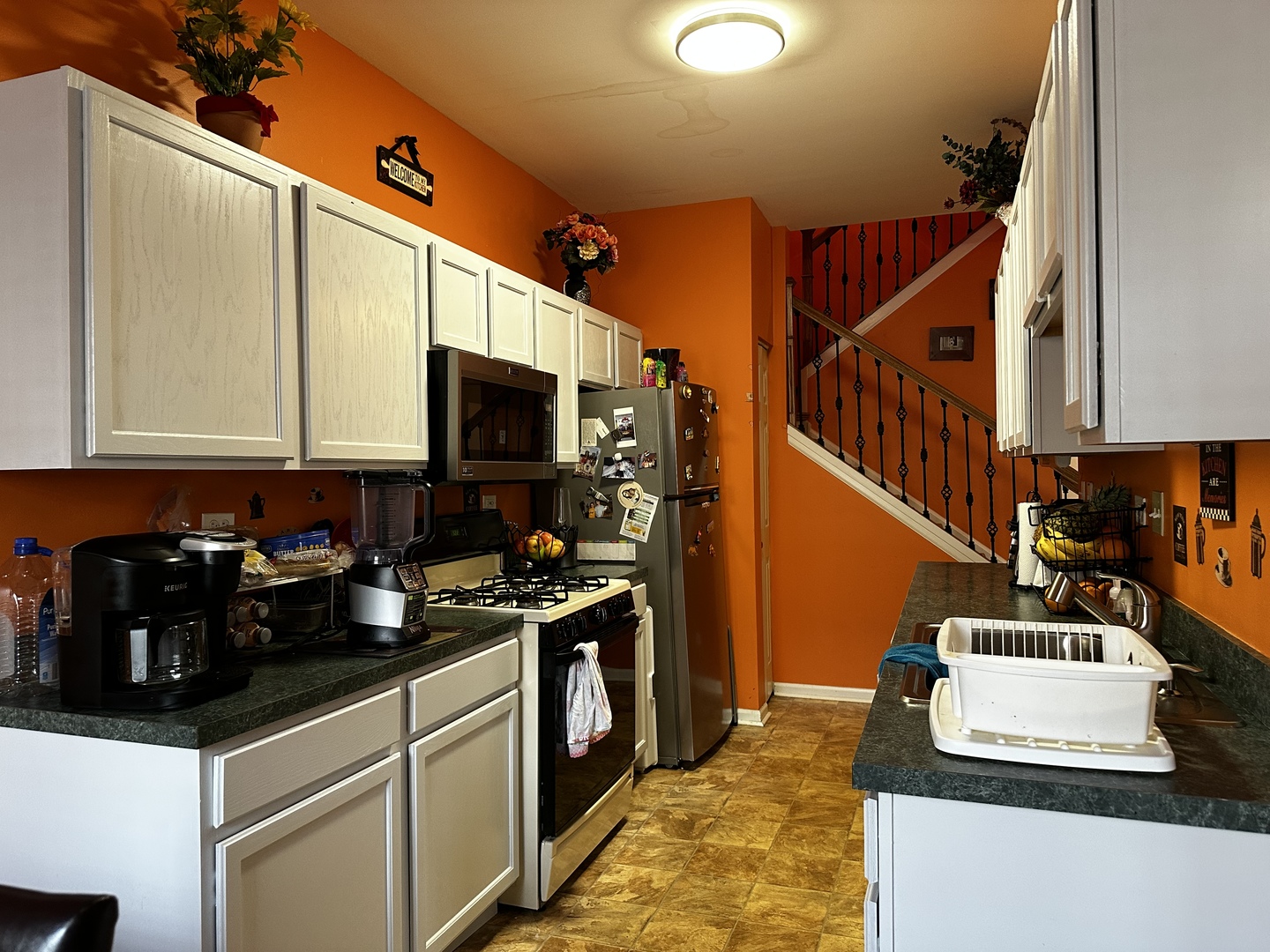 2255 Reflections Drive Aurora, IL 60502 - Photo 5 of 20 a kitchen with sink a microwave and cabinets