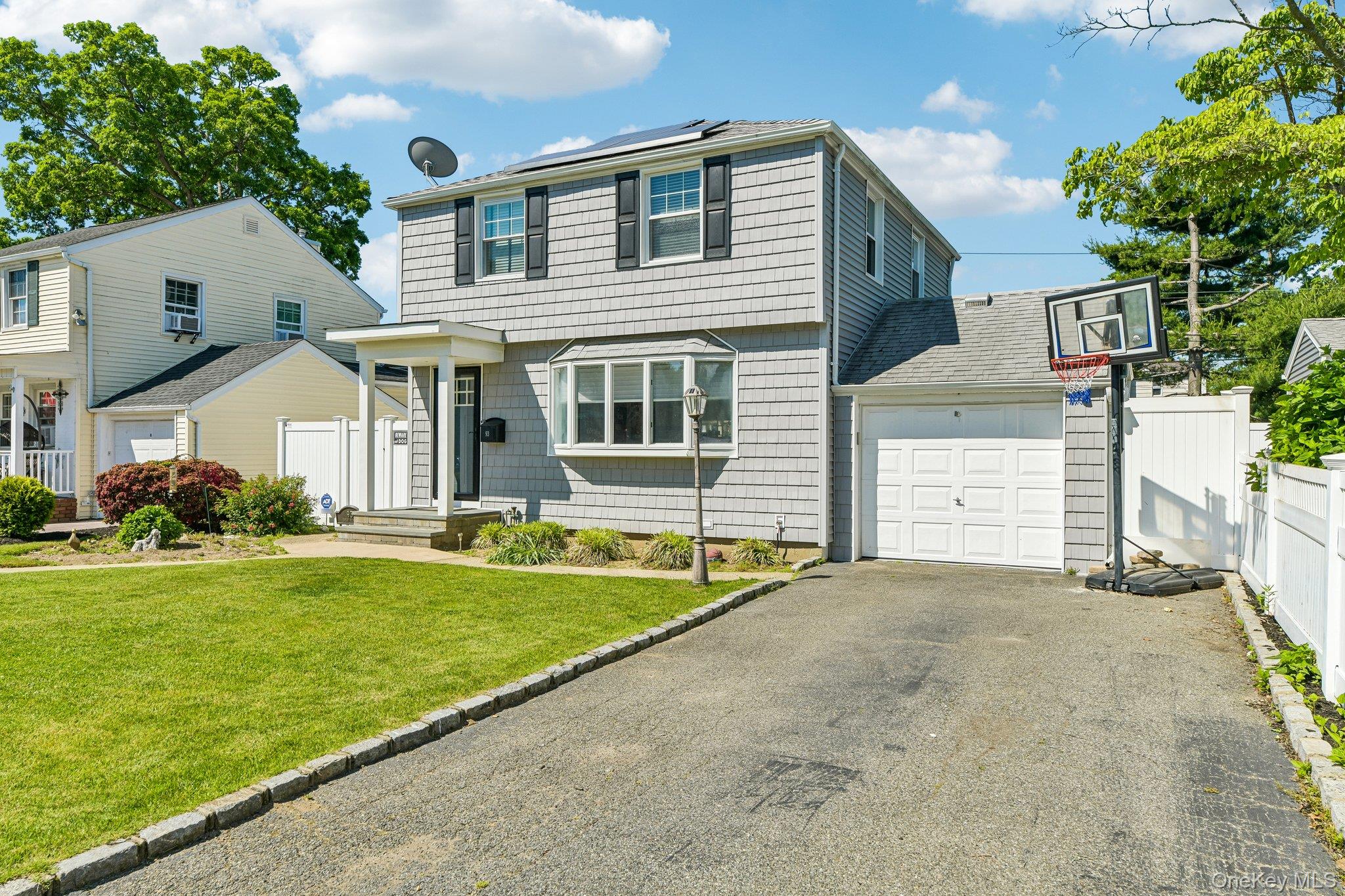 93 Crest Road West Merrick, NY 11566 - Photo 2 of 31