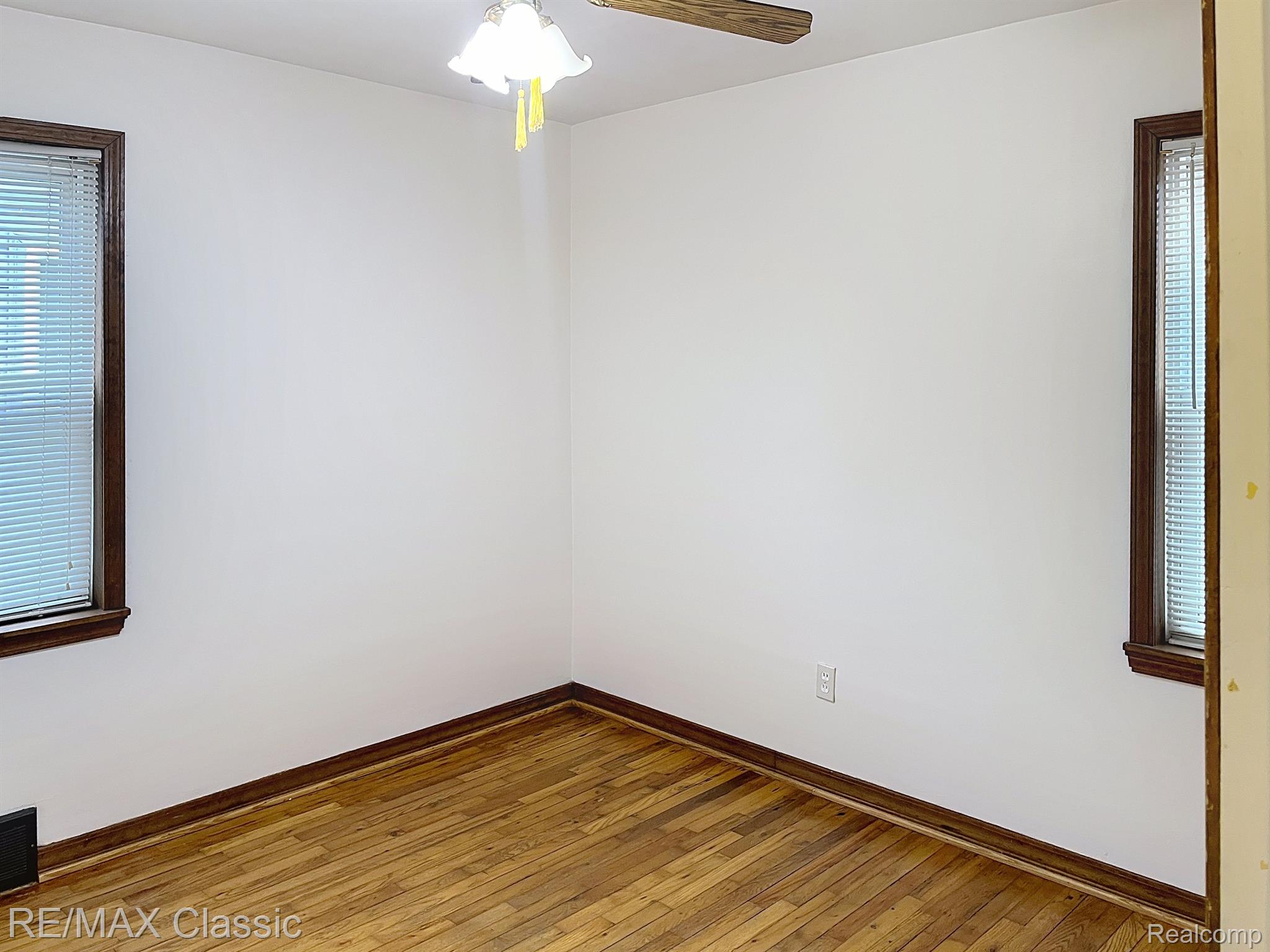 20129 Rensellor Street Livonia, MI 48152 - Photo 16 of 26 Bedroom #1 with 2 windows for cross breeze
