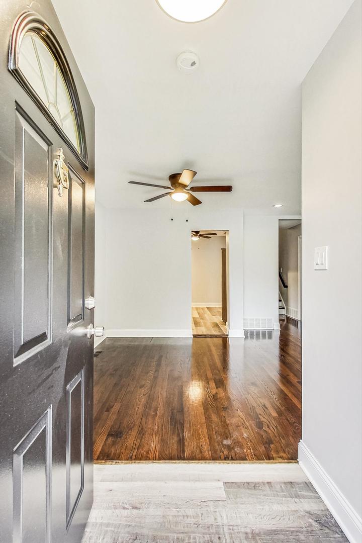 111 South We Go Trail Mount Prospect, IL 60056 - Photo 4 of 46 a view of a livingroom with wooden floor