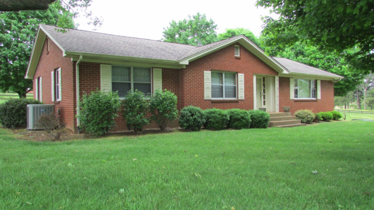 7129 Highland Road Portland, TN 37148 - Photo 1 of 35 a front view of a house with garden