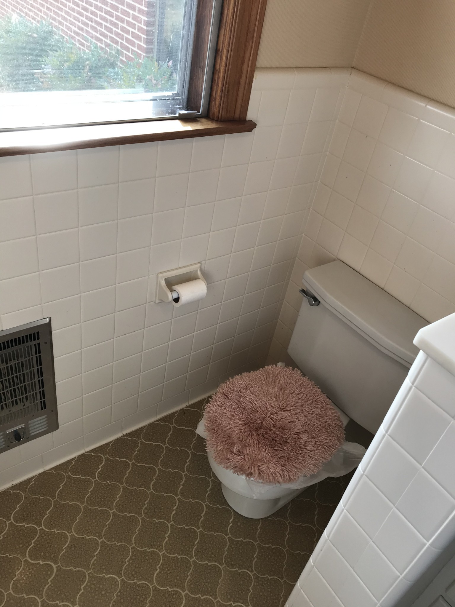 7129 Highland Road Portland, TN 37148 - Photo 20 of 35 a bathroom with a toilet and a mirror
