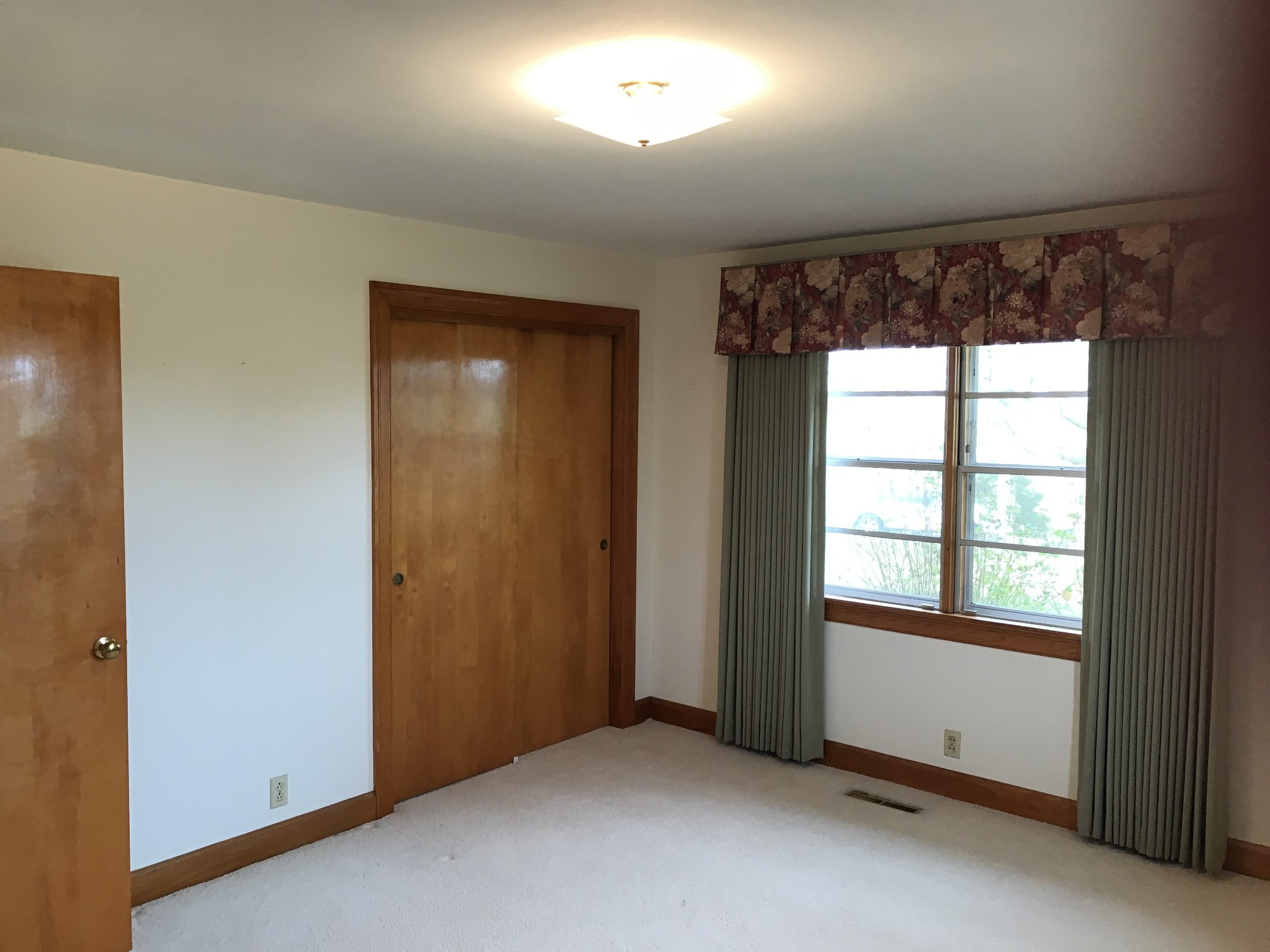 7129 Highland Road Portland, TN 37148 - Photo 22 of 35 an empty room with windows and closet