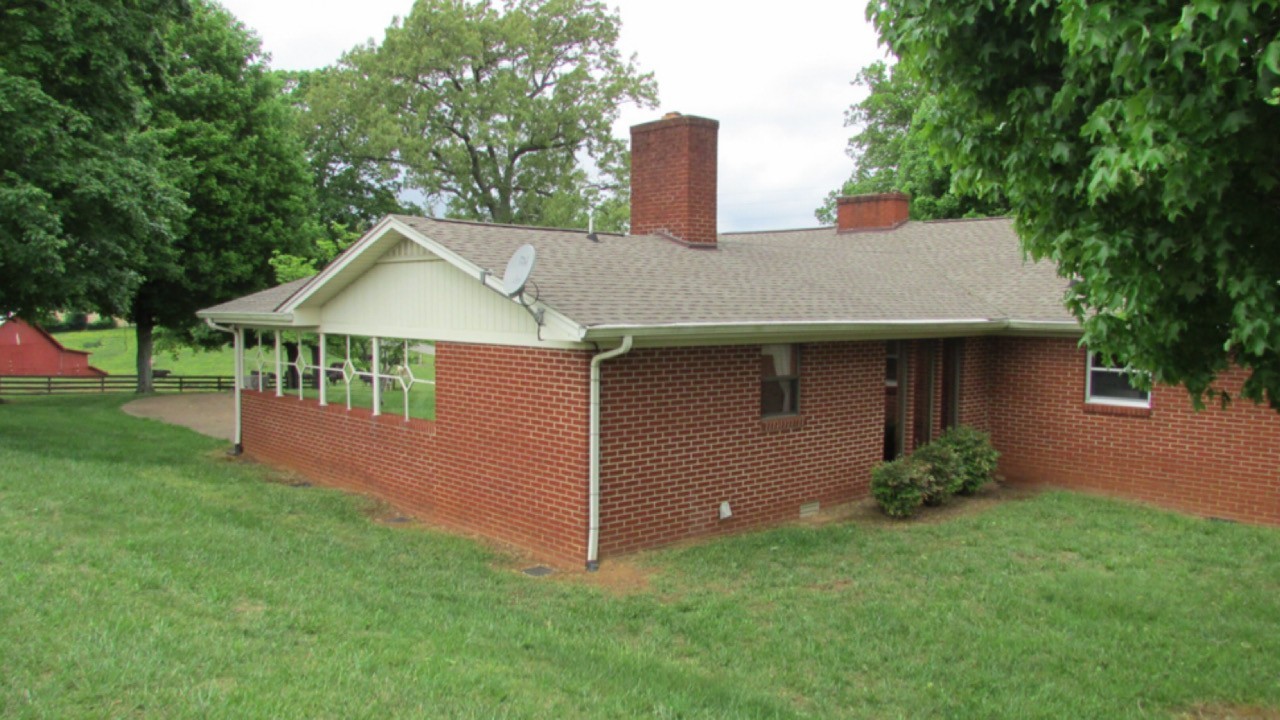 7129 Highland Road Portland, TN 37148 - Photo 4 of 35 a front view of a house with a garden