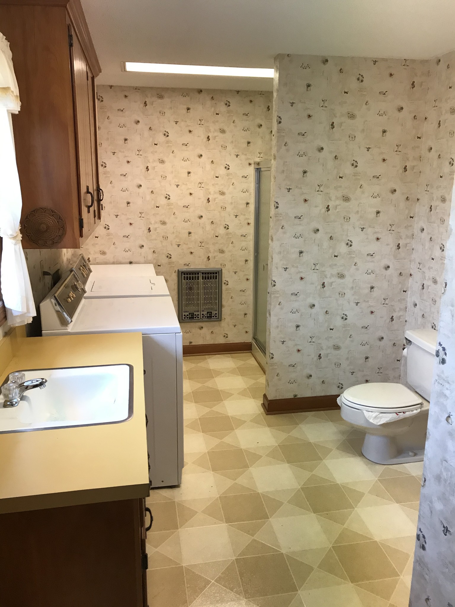 7129 Highland Road Portland, TN 37148 - Photo 34 of 35 a bathroom with a sink toilet and shower
