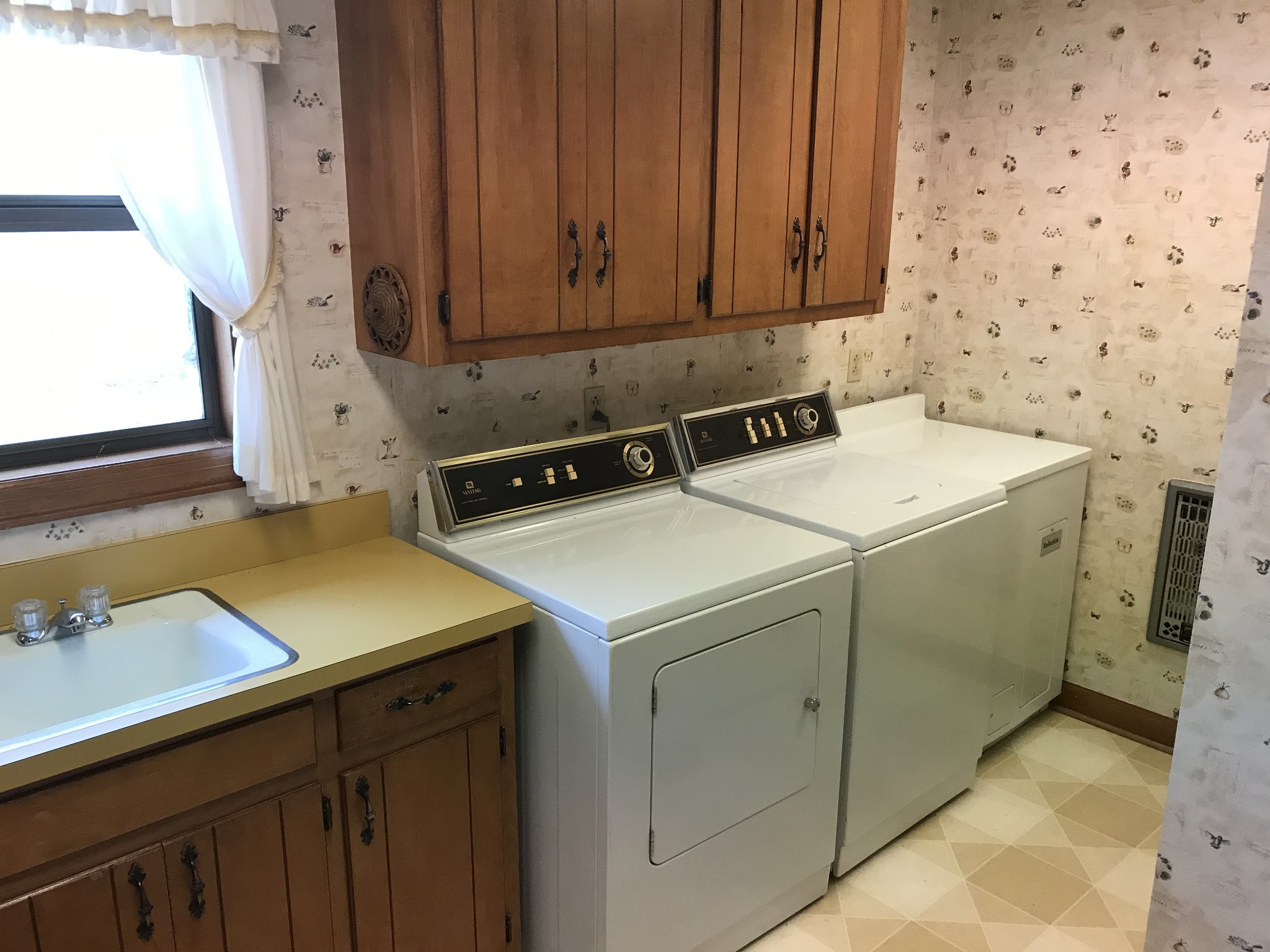 7129 Highland Road Portland, TN 37148 - Photo 35 of 35 a utility room with dryer and washer