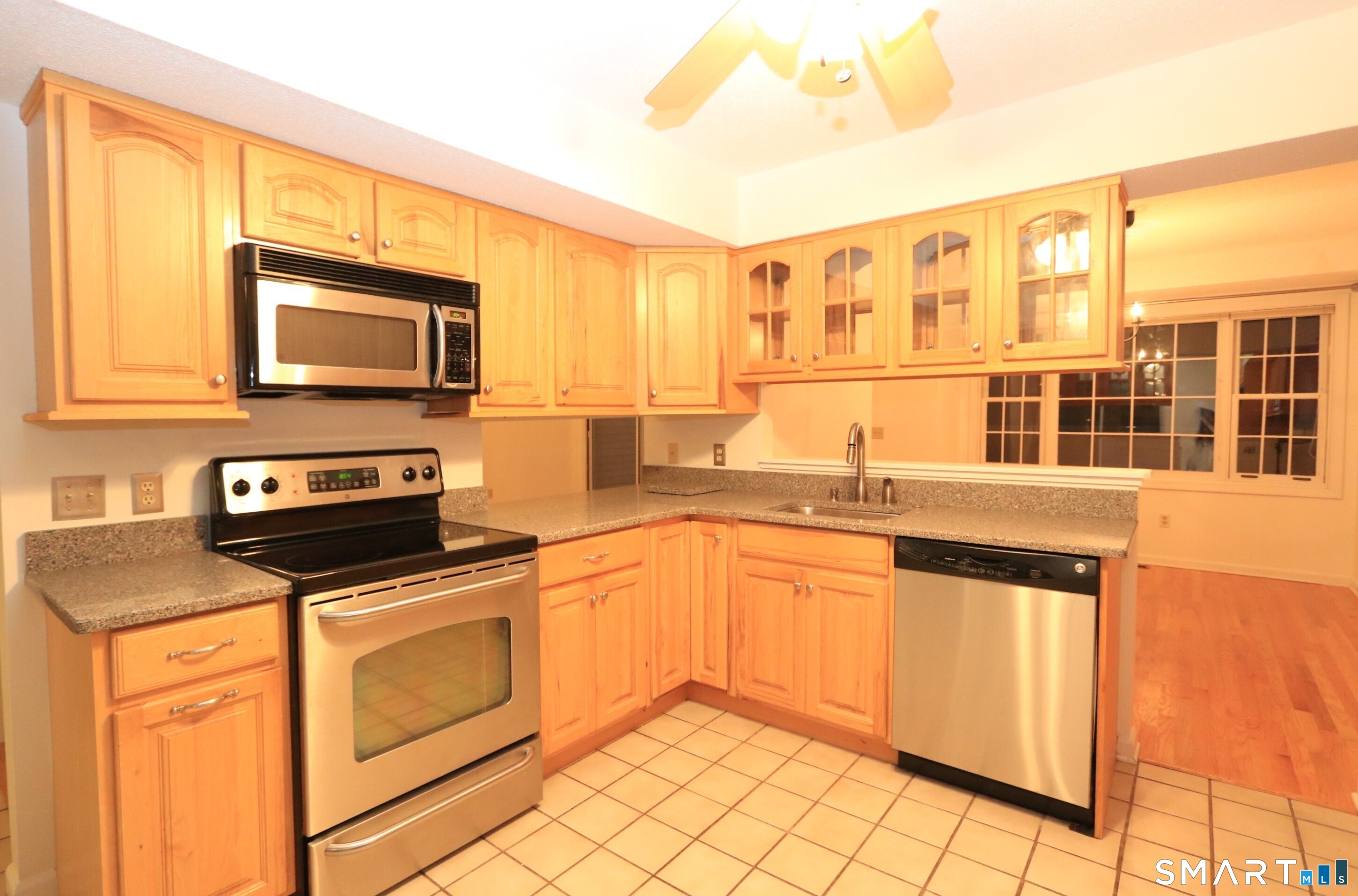50 Wilton Crest Road, Unit 50 Wilton, CT 06897 - Photo 6 of 31 Nice size kitchen with stainless steel appliances