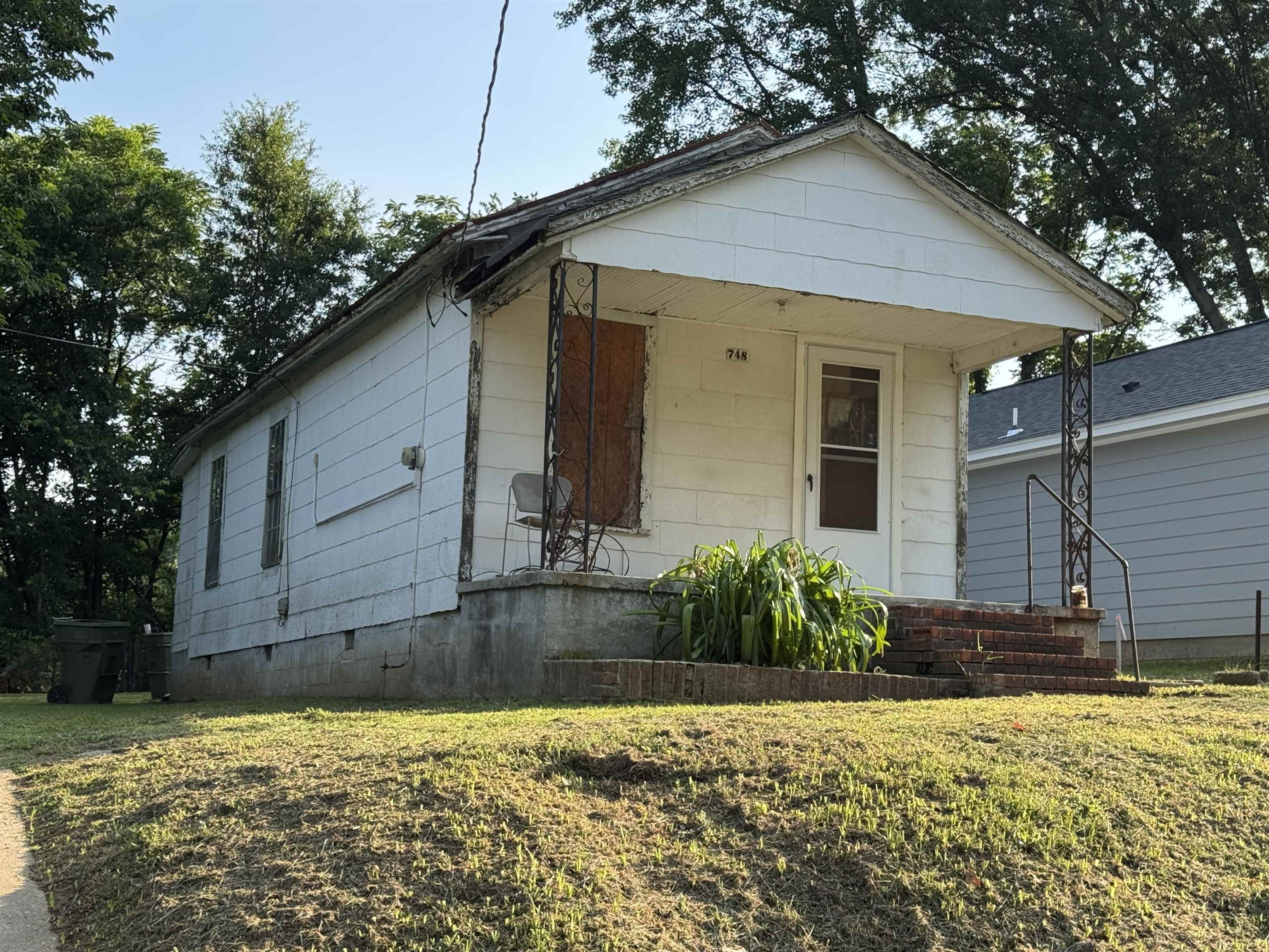 748 King Road Memphis, TN 38109 - Photo 4 of 4 Single-story residence featuring white siding, a covered front porch with decorative metal columns, and brick stairs