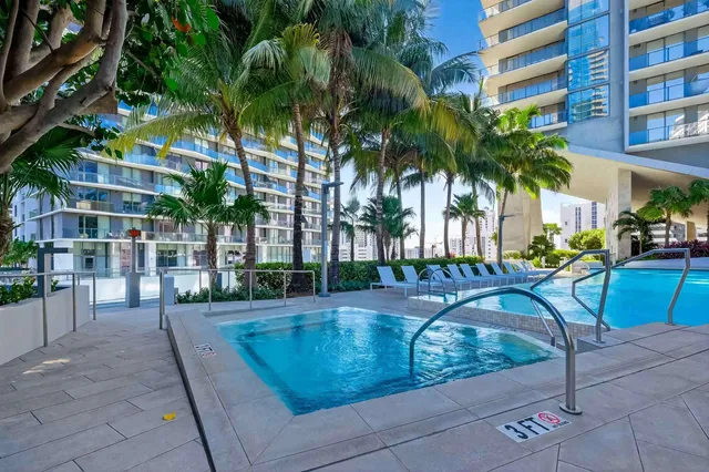 $6,300 | 88 Southwest 7th Street, Unit 3003, Miami, FL 33130