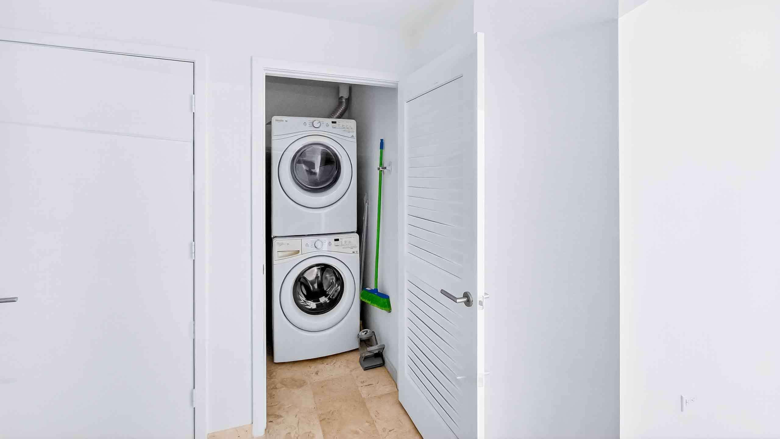 88 Southwest 7th Street, Unit 3003 Miami, FL 33130 - Photo 14 of 49 a utility room with dryer and washer