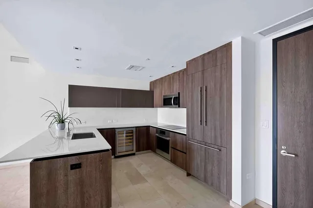 $6,300 | 88 Southwest 7th Street, Unit 3003, Miami, FL 33130