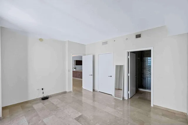 $6,300 | 88 Southwest 7th Street, Unit 3003, Miami, FL 33130