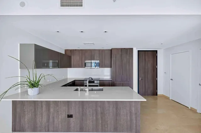 $6,300 | 88 Southwest 7th Street, Unit 3003, Miami, FL 33130