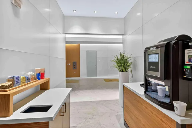 $6,300 | 88 Southwest 7th Street, Unit 3003, Miami, FL 33130