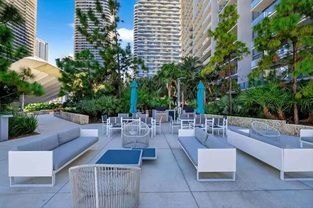 $6,300 | 88 Southwest 7th Street, Unit 3003, Miami, FL 33130