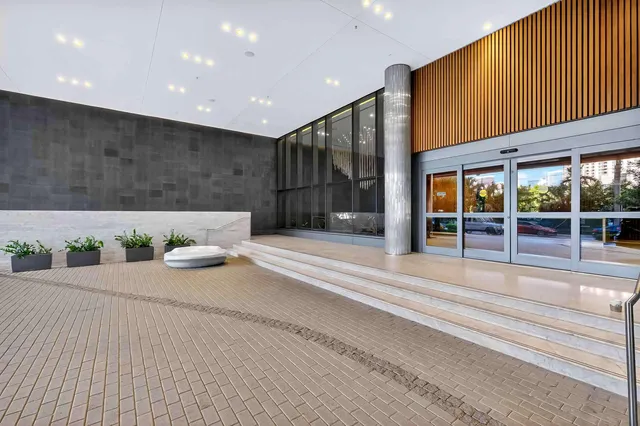 $6,300 | 88 Southwest 7th Street, Unit 3003, Miami, FL 33130