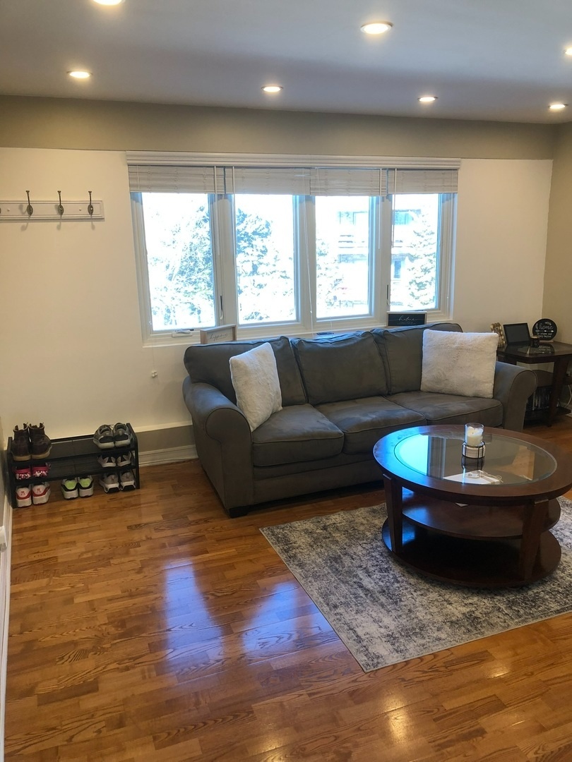941 North Northwest Highway, Unit 3B Park Ridge, IL 60068 - Photo 4 of 26 a living room with furniture and a window