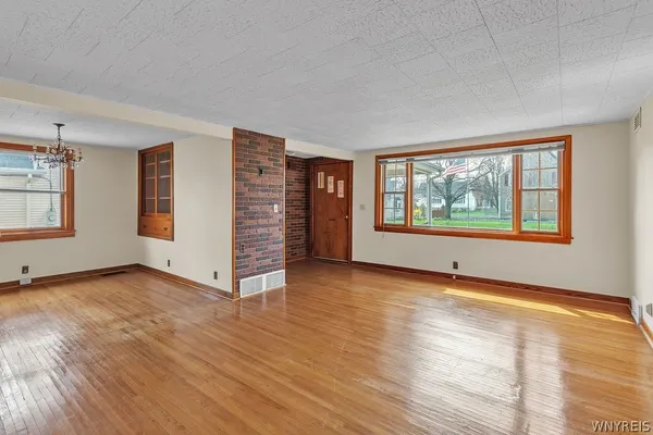 $269,900 | 36 Cleveland Drive, Tonawanda, NY 14223