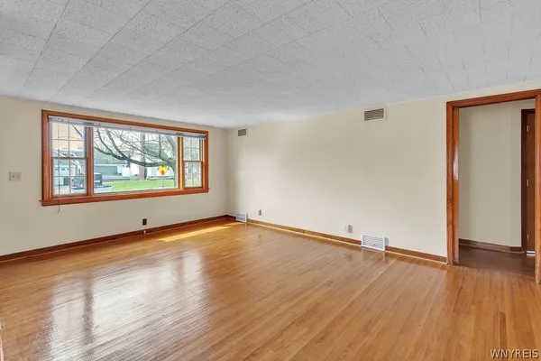 $269,900 | 36 Cleveland Drive, Tonawanda, NY 14223