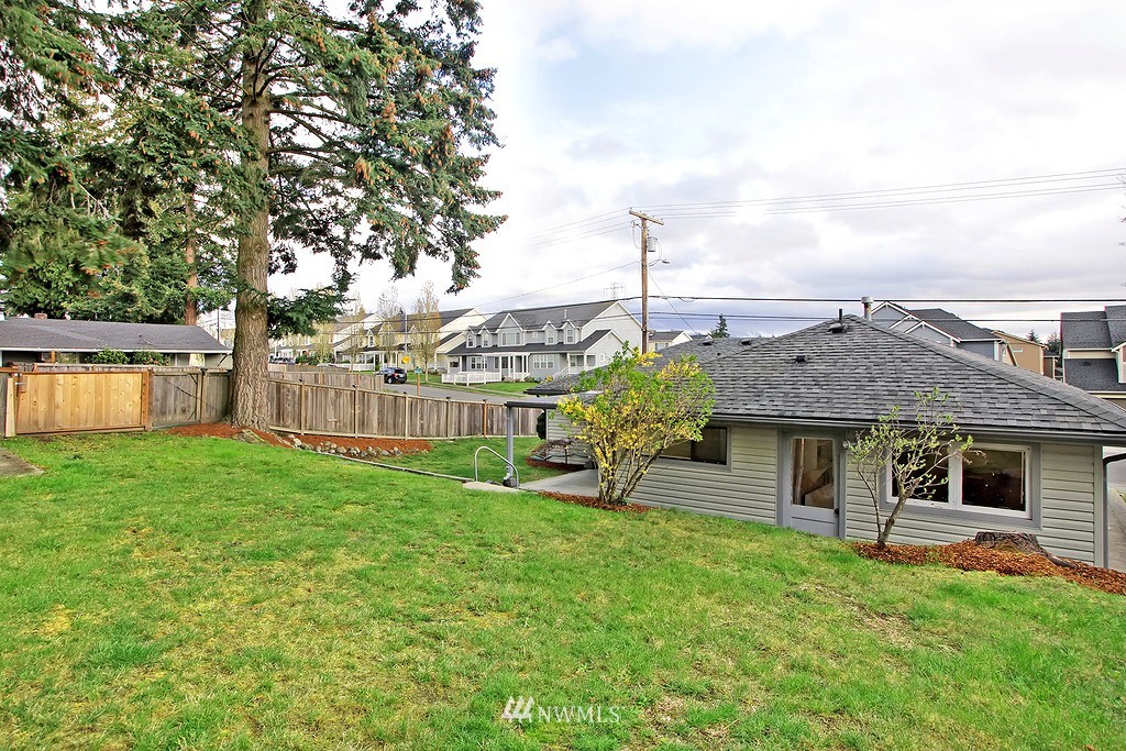 3634 Northeast 6th Street Renton, WA 98056 - Photo 15 of 17