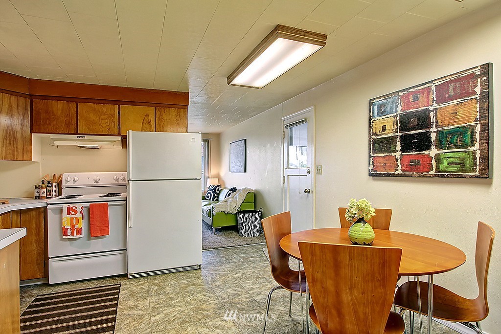 3634 Northeast 6th Street Renton, WA 98056 - Photo 5 of 17
