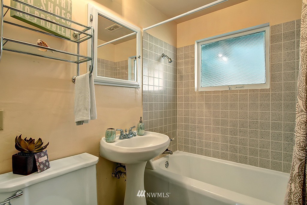 3634 Northeast 6th Street Renton, WA 98056 - Photo 7 of 17
