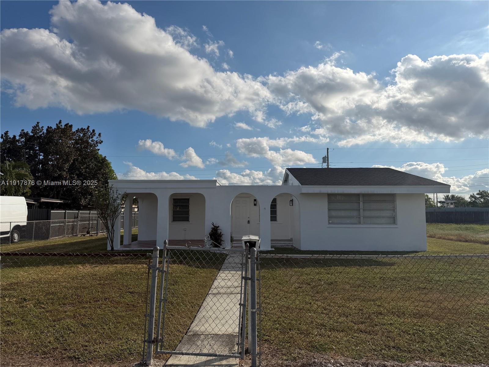 a view of a house with backyard