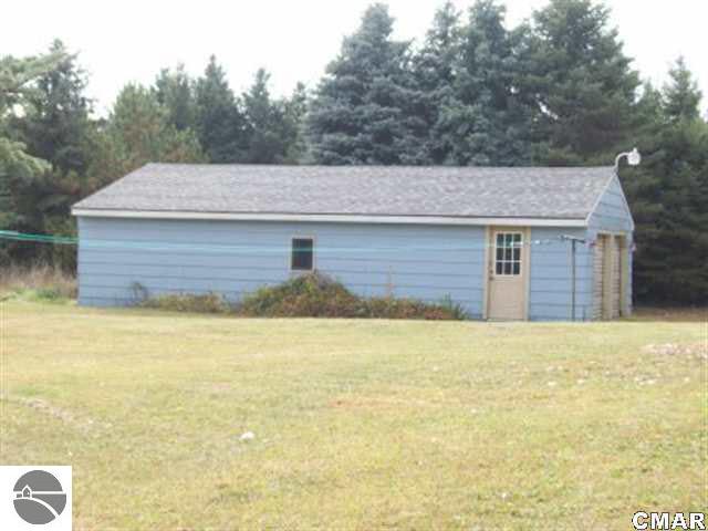 11700 East Colby Road Crystal, MI 48818 - Photo 6 of 15 1768343-5.JPG