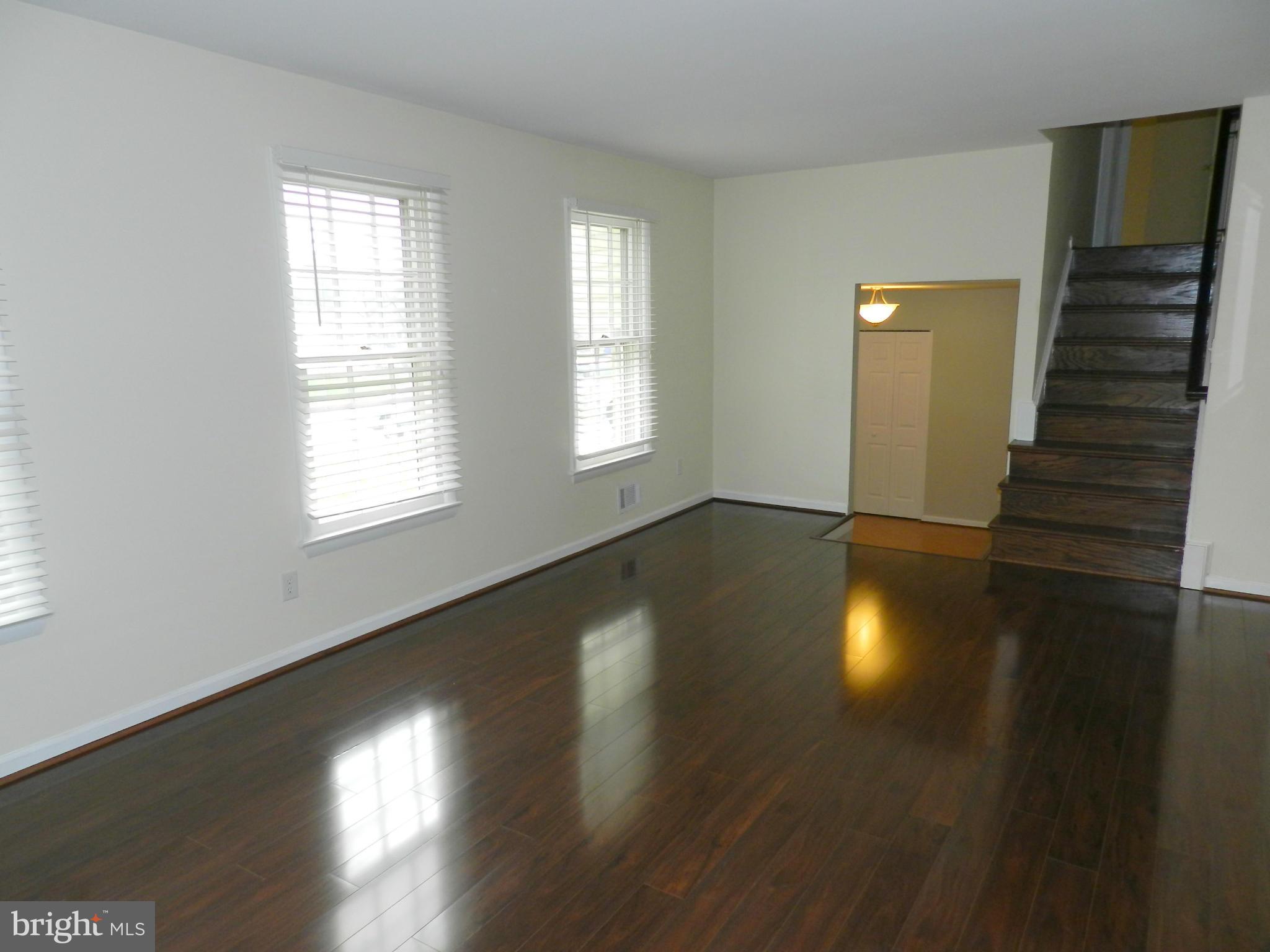 17116 Hoskinson Road Poolesville, MD 20837 - Photo 10 of 28 Living Room