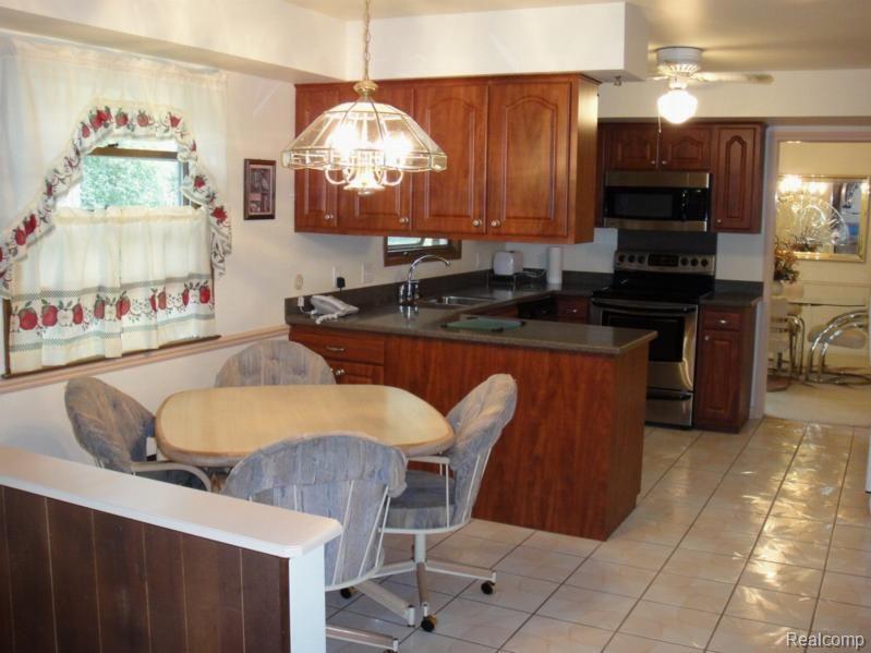 868 Cobblestone Drive Rochester, MI 48309 - Photo 9 of 24 Kitchen with Nook